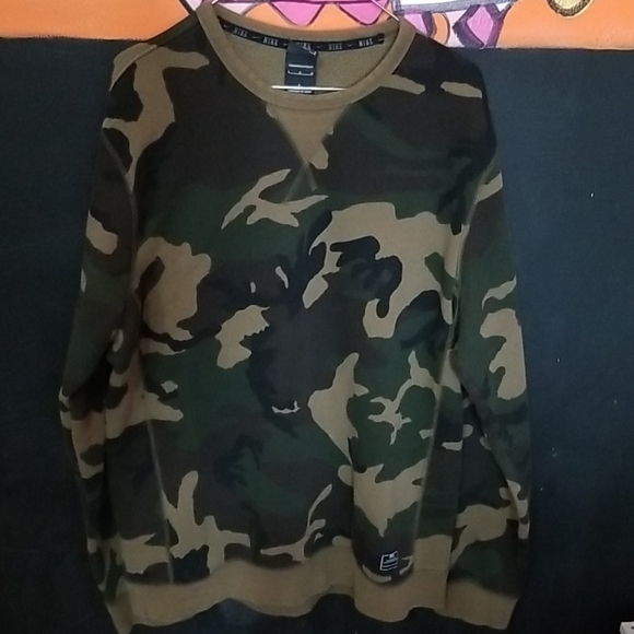 nike camo crewneck sweatshirt